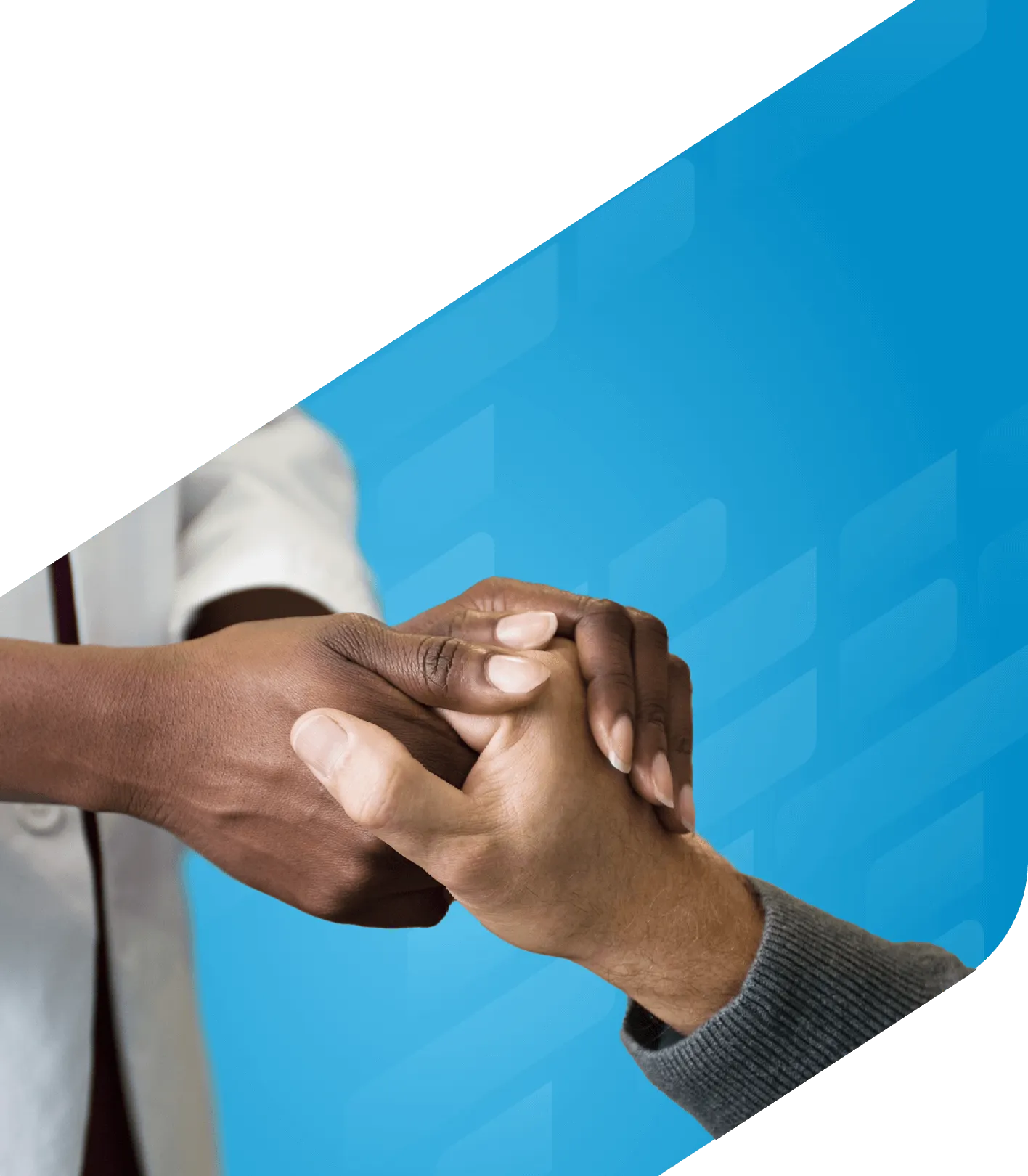 Gros plan d’un professionnel de la santé tenant la main d’un patient